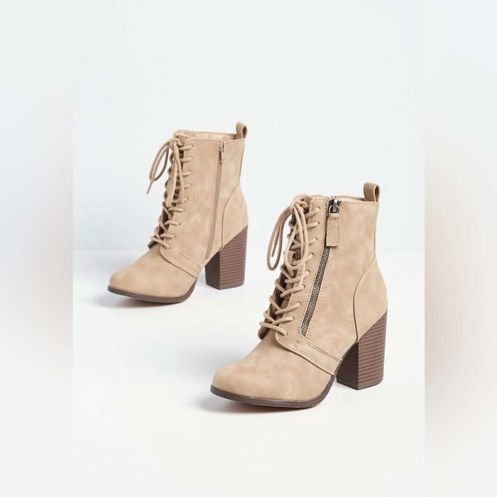 Fashionable Forecast Ankle Boot in 6.5 -
Military